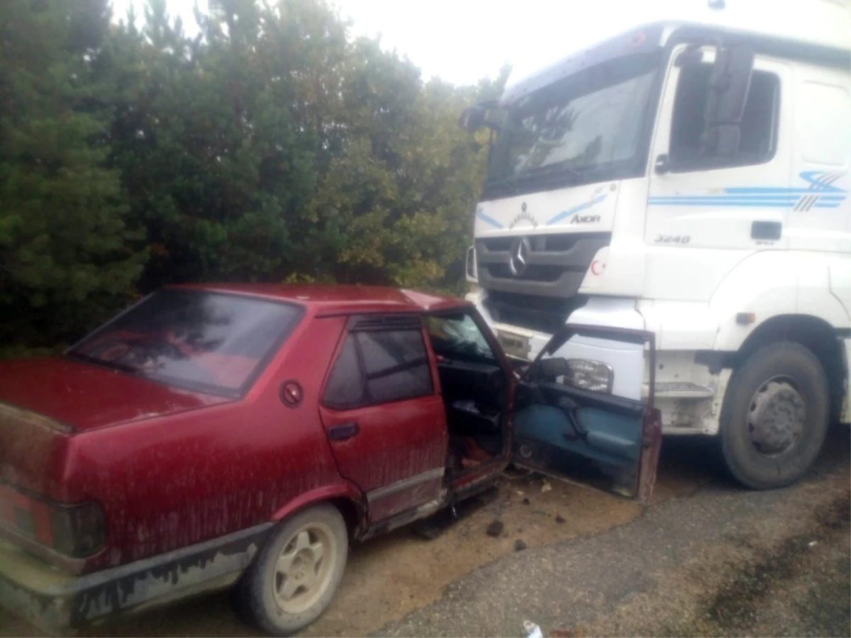 Kastamonu\'da otomobil ile kamyon çarpıştı: 2 yaralı