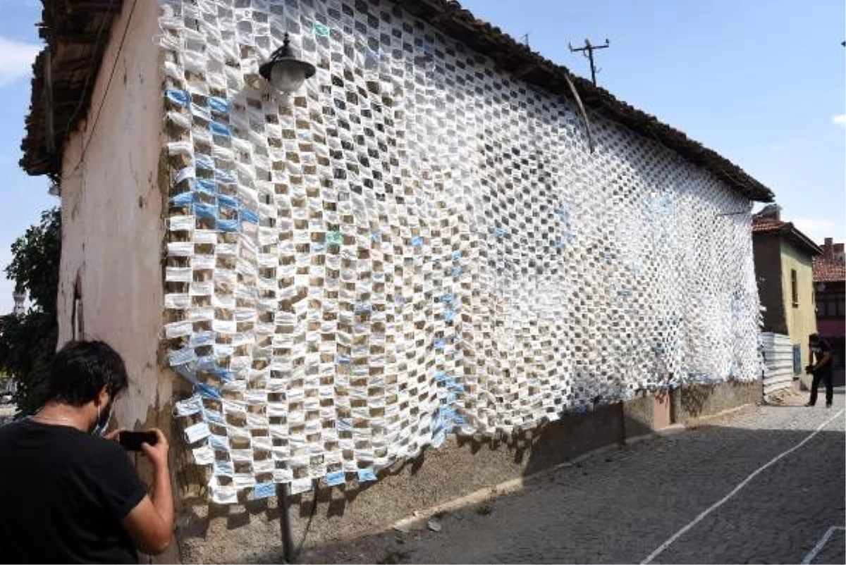 Koronavirüse dikkat çekmek isteyen fotoğraf sanatçısı, 2 bin 450 maske ile duvarı kapladı