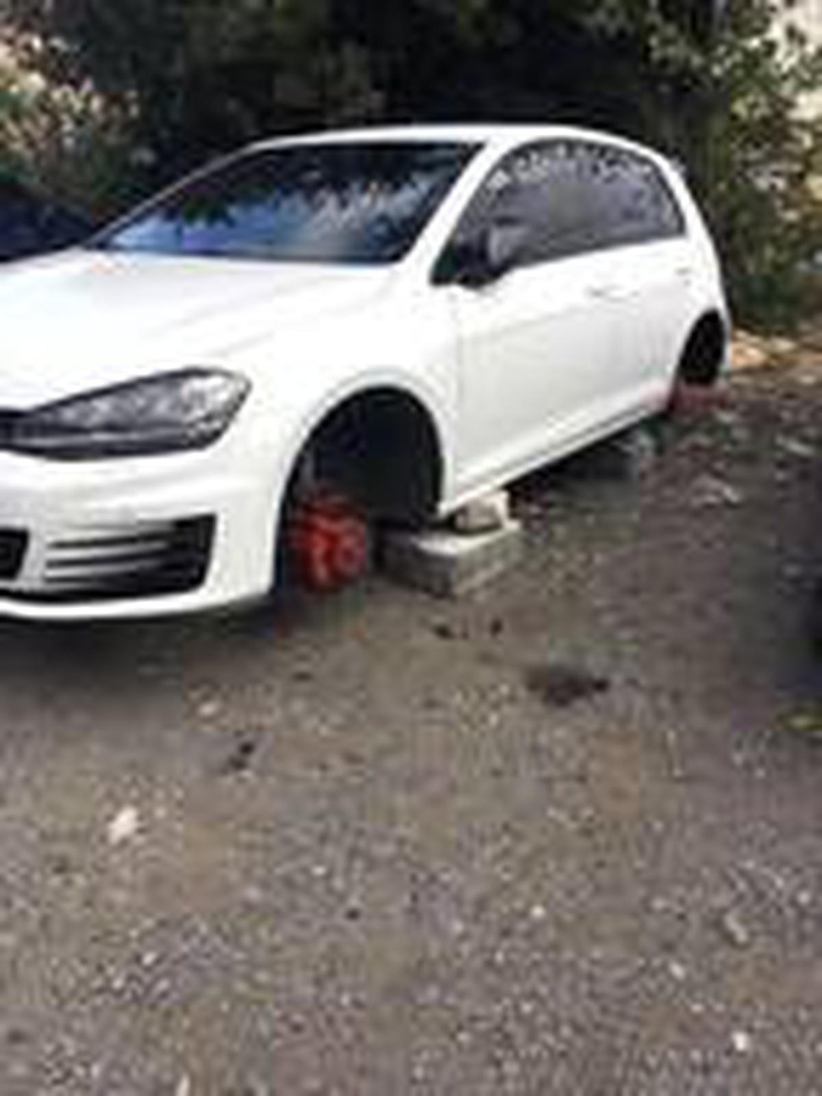 KÜÇÜKÇEKMECE\'DE PARK HALİNDEKİ OTOMOBİLİN 4 LASTİĞİ ÇALINDI