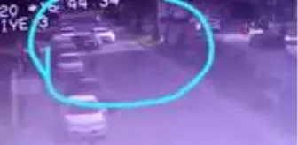 Motosikletli gençler önce otomobile ardından da reklam panosuna böyle çarptı