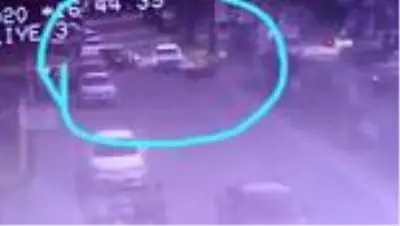 Motosikletli gençler önce otomobile ardından da reklam panosuna böyle çarptı