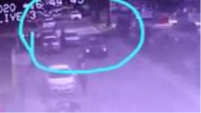 Motosikletli gençler önce otomobile ardından da reklam panosuna böyle çarptı