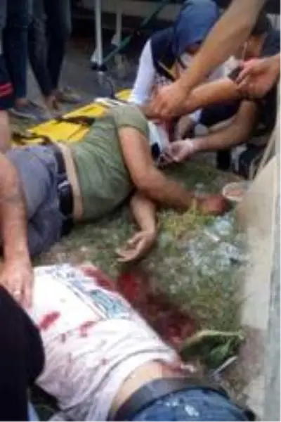 Motosikletli gençler önce otomobile ardından da reklam panosuna böyle çarptı