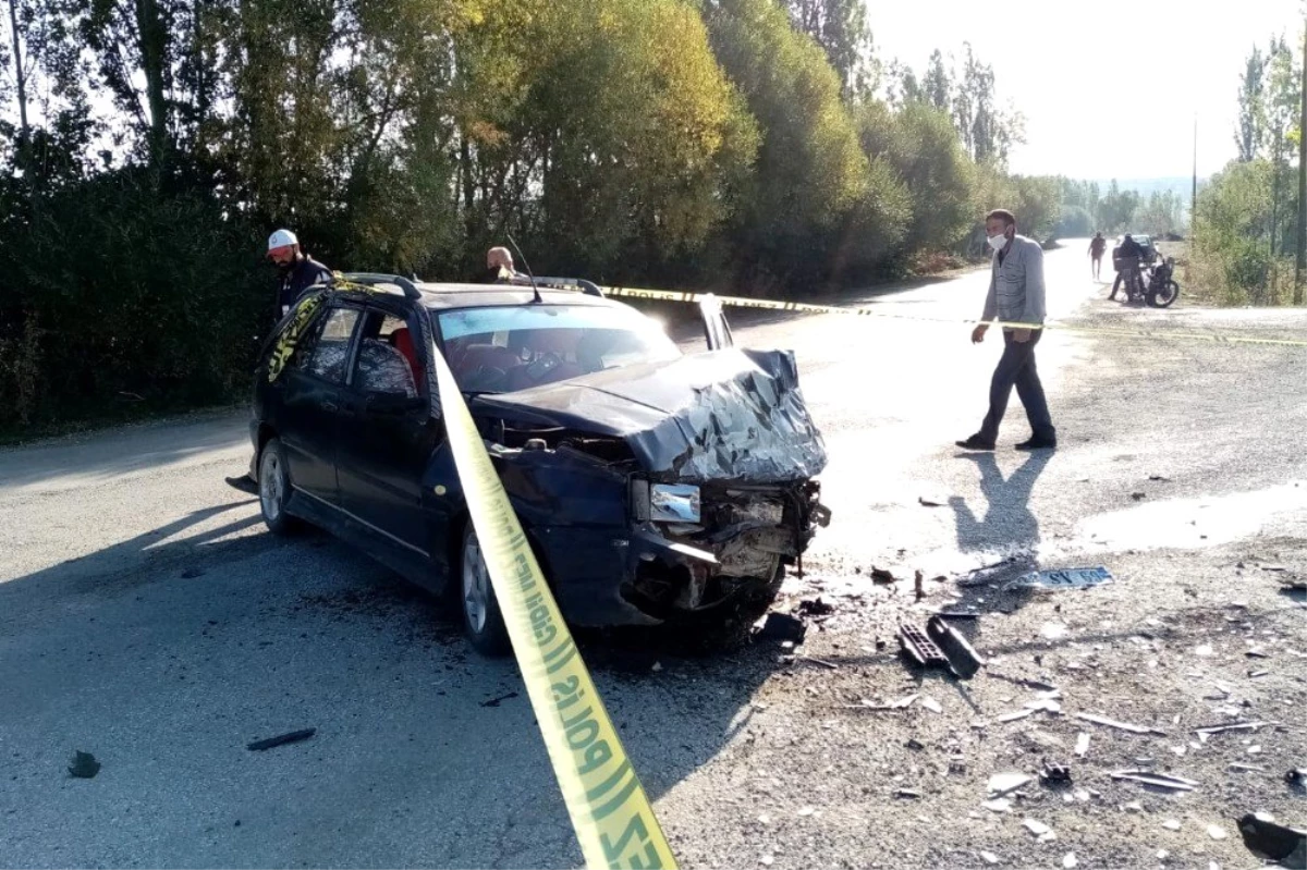 Otomobiller kavşakta kafa kafaya çarpıştı: 8 yaralı