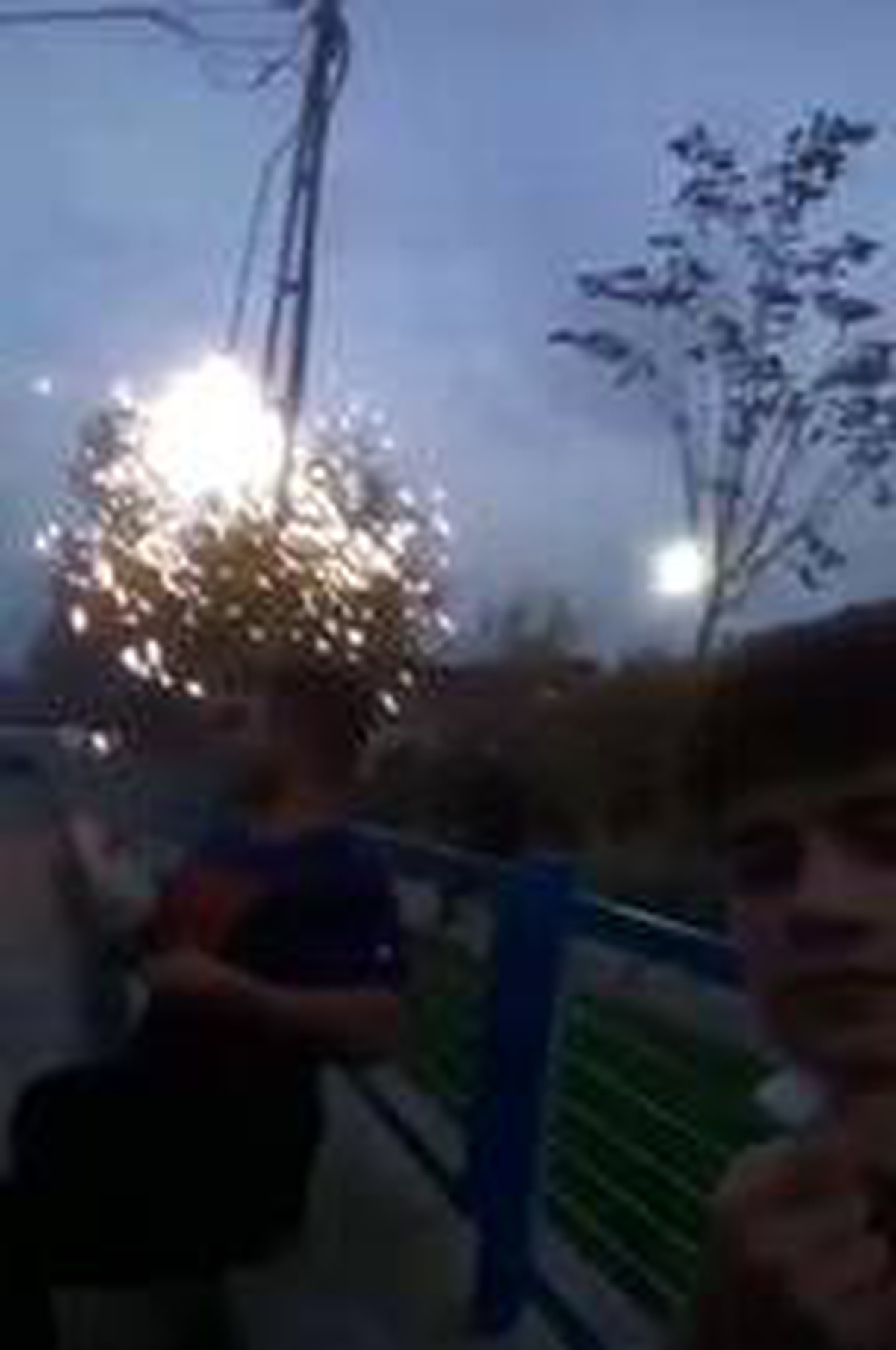 Sultangazi\'de tehlikeye aldırış etmeden selfi çektiler