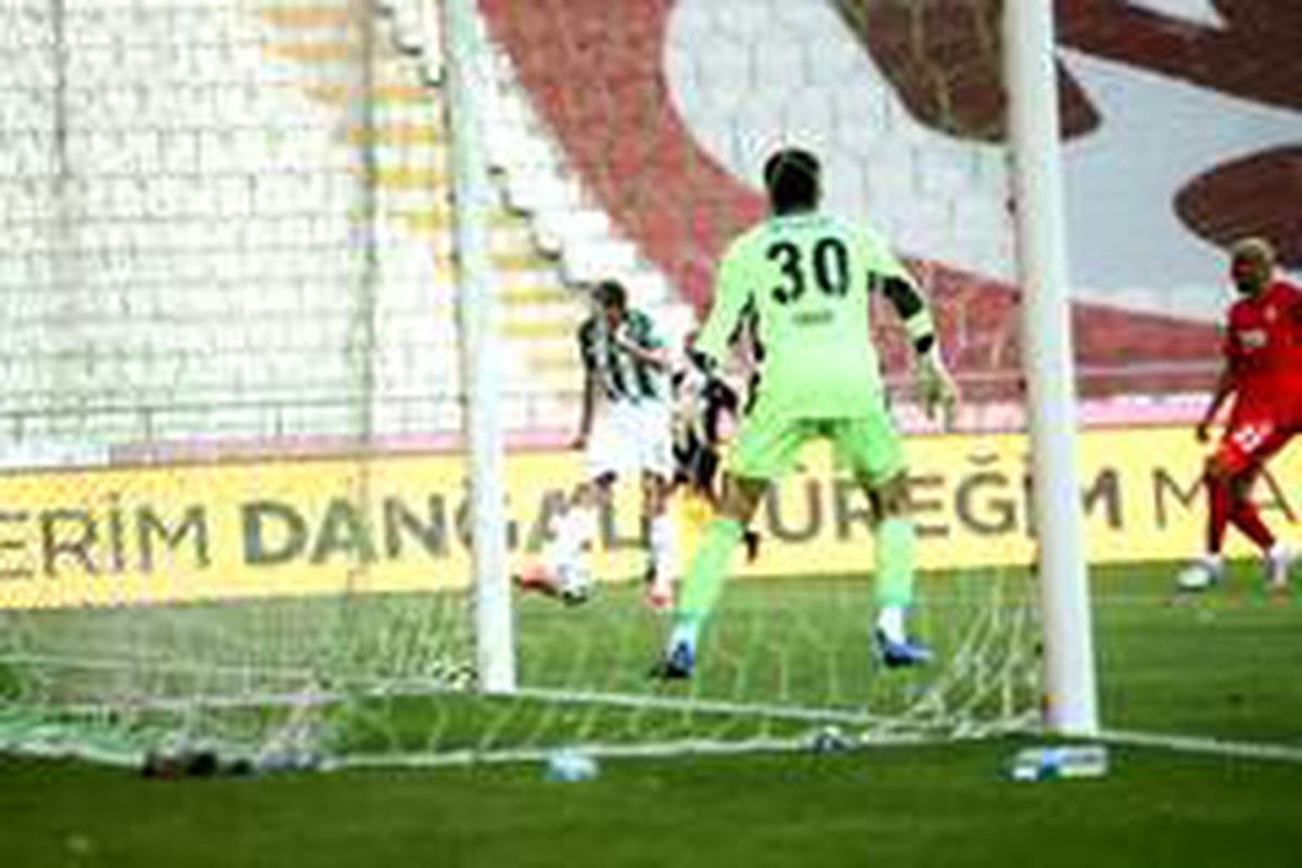 Konyaspor evinde Beşiktaş\'ı 4-1 mağlup etti