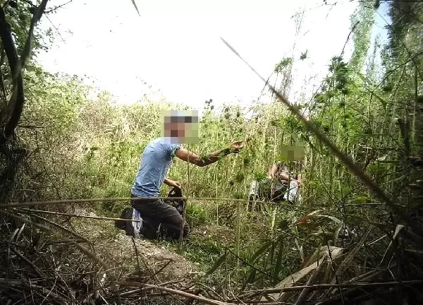 Zehir tacirleri, günlerce takip edildikten sonra yakayı fotokapan la ele verdi