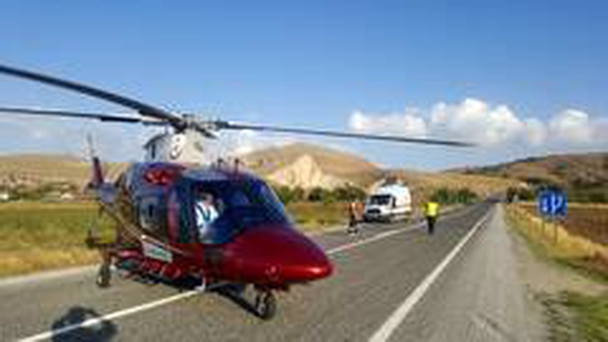 Yaralıları kurtarmak için zamanla yarışan helikopter karayoluna indi