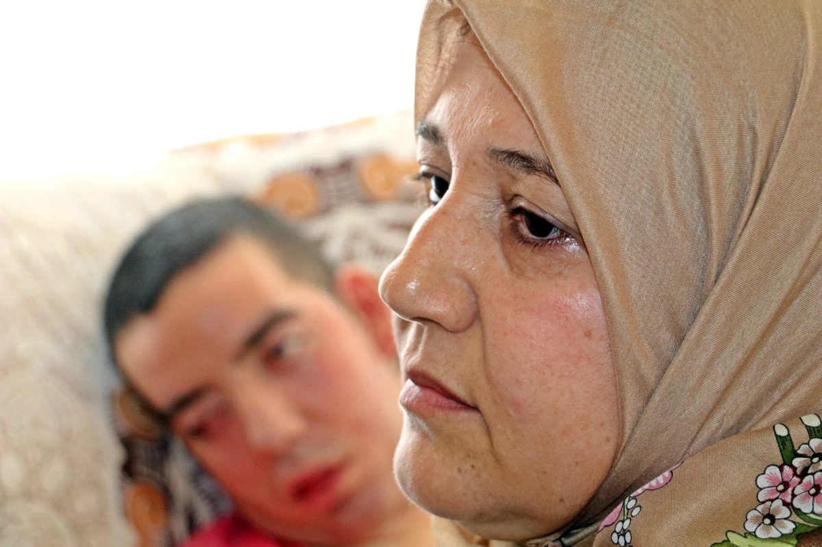 6,5 yıldır gözlerini kırpamayan SSPE hastası Halil\'in annesi, oğlu için tedavi bulunmasını bekliyor