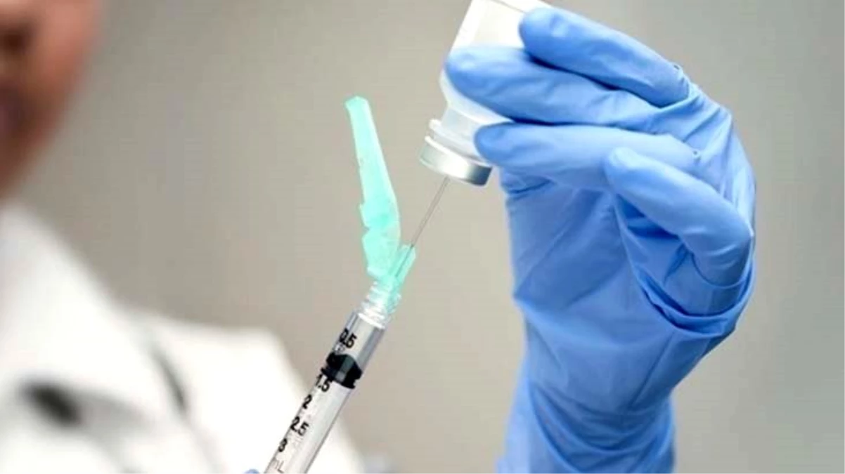 Cerrahpaşa Tıp Fakültesi\'nde ilk koronavirüs aşısı gönüllülere uygulandı
