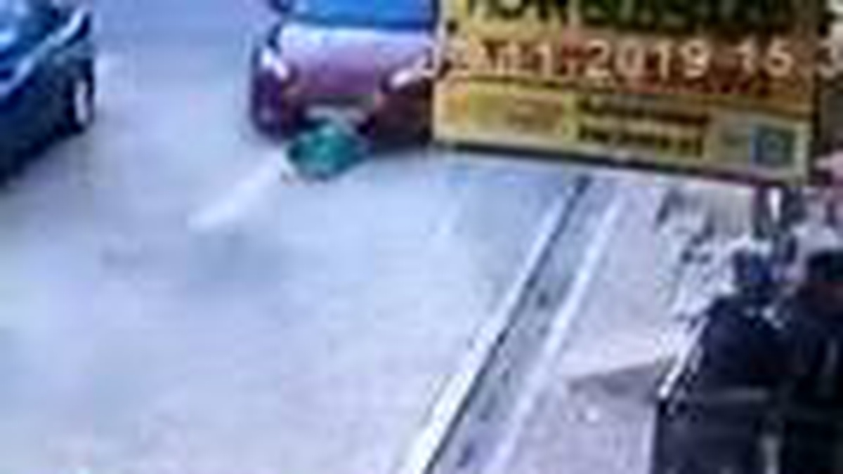 Esenyurt\'ta kediye bakayım derken canından oluyordu