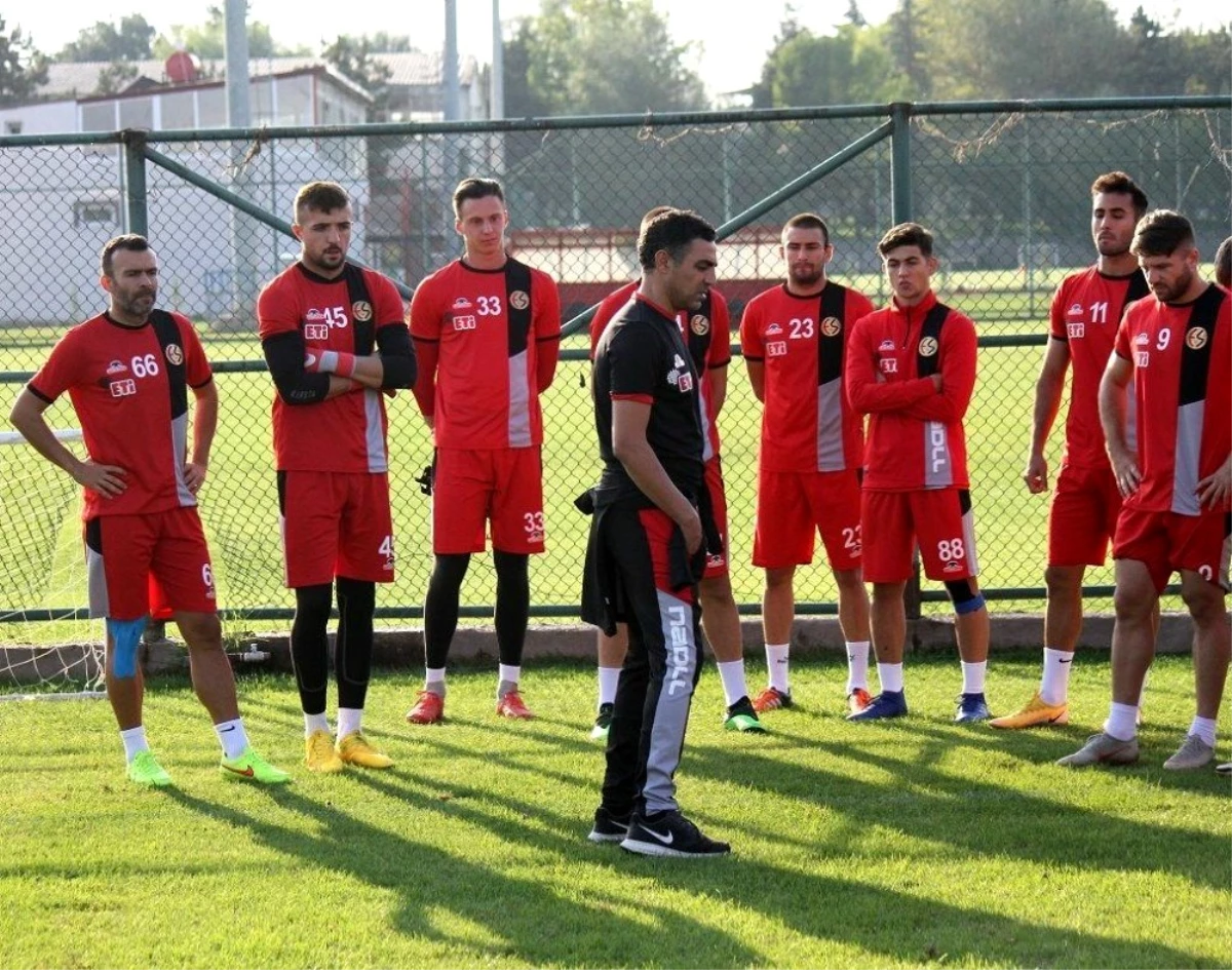 Eskişehirspor\'da Mustafa Özer ile yollar ayrıldı