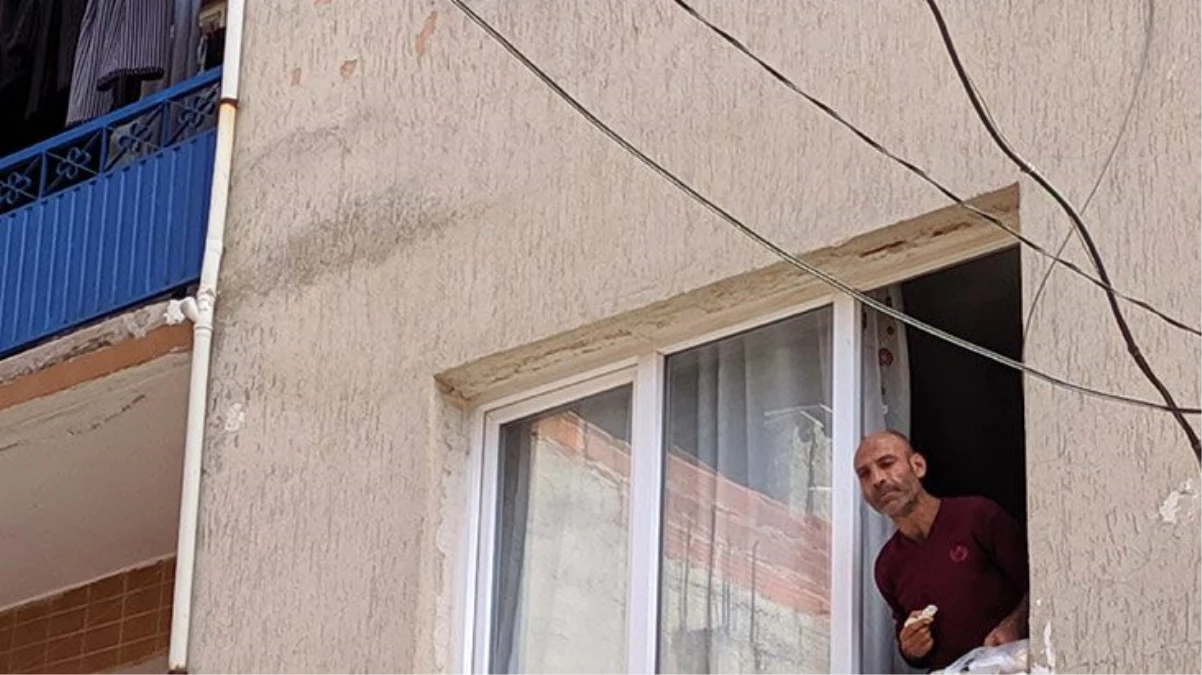 Eşyalarını sokağa atan adam, pencere kenarında kahvaltı yaptı