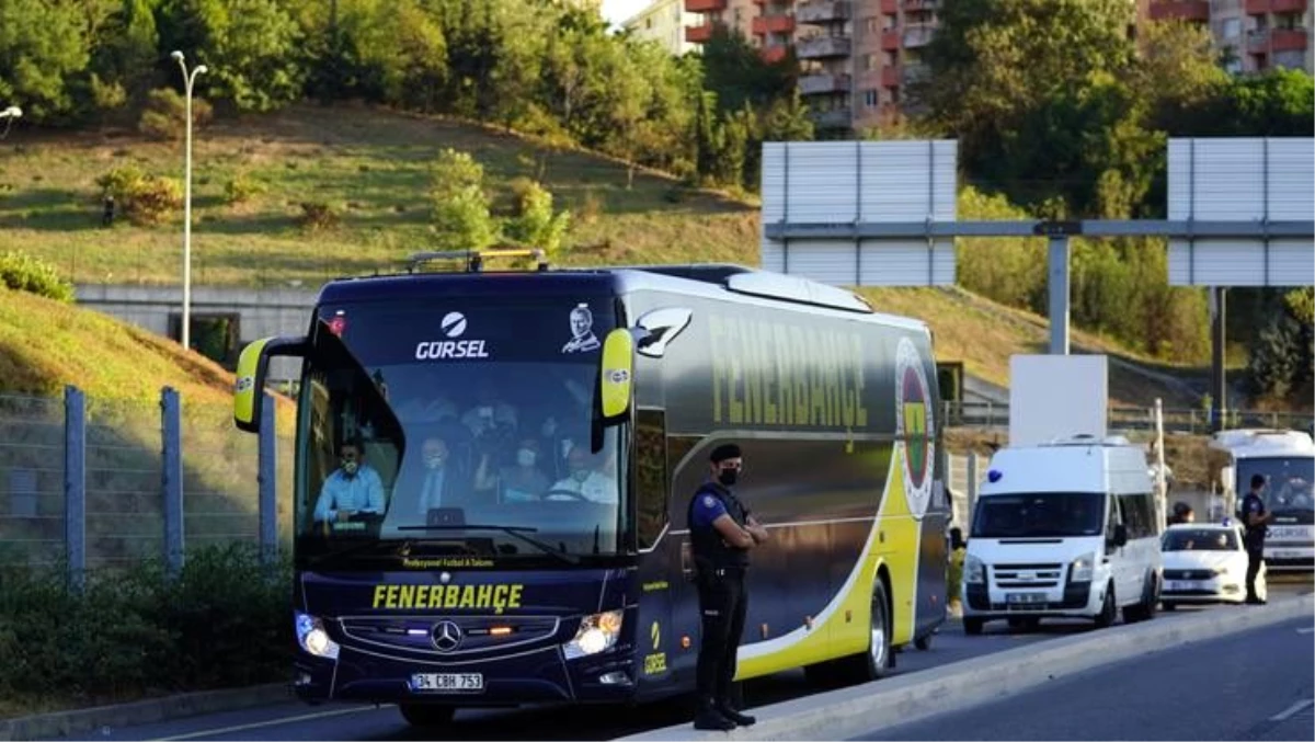 Fenerbahçe\'de resmi görevi açıklanmayan Emre Belözoğlu, takım otobüsünde Erol Bulut\'un yanında oturdu