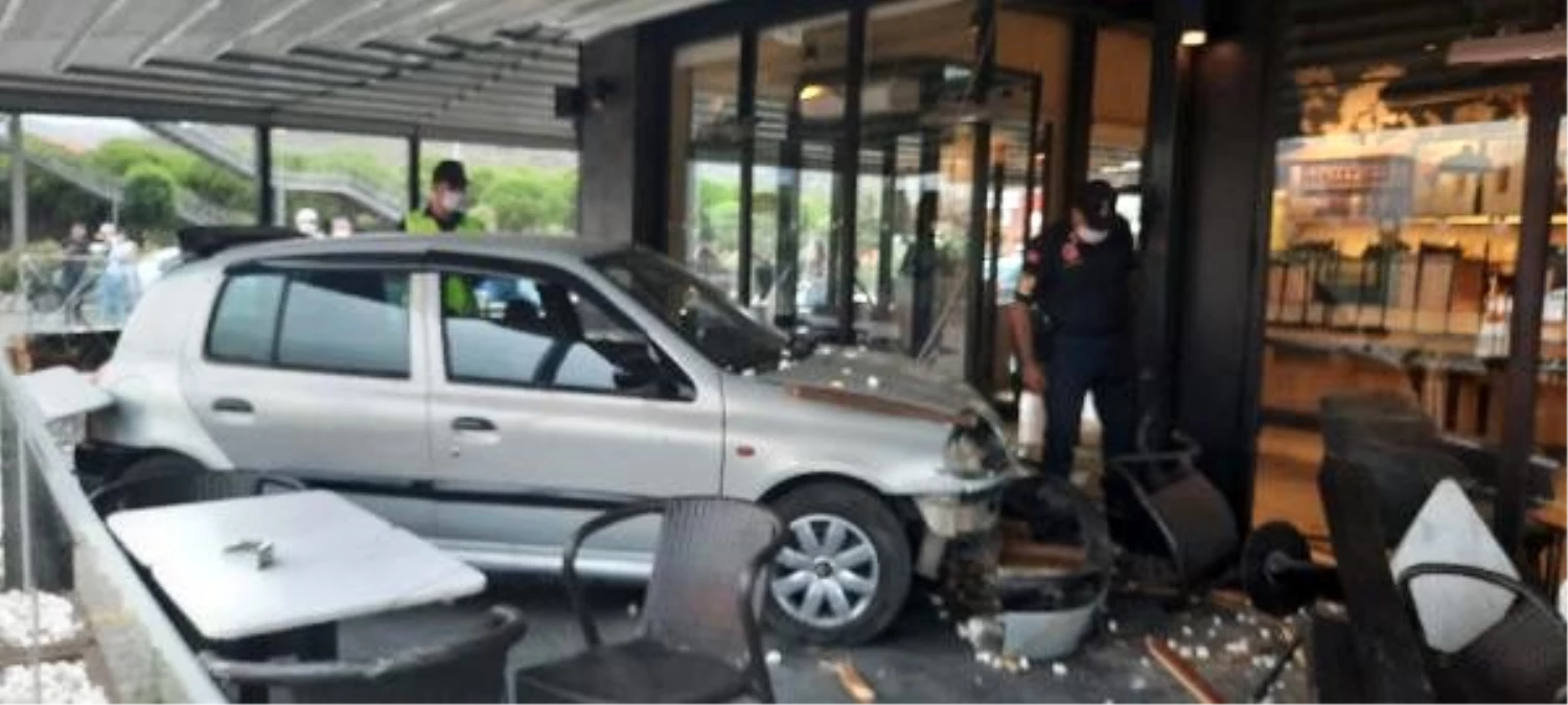 Fren yerine gaza basan ehliyetsiz sürücü, otomobille AVM\'deki kafeye girdi: 2 yaralı