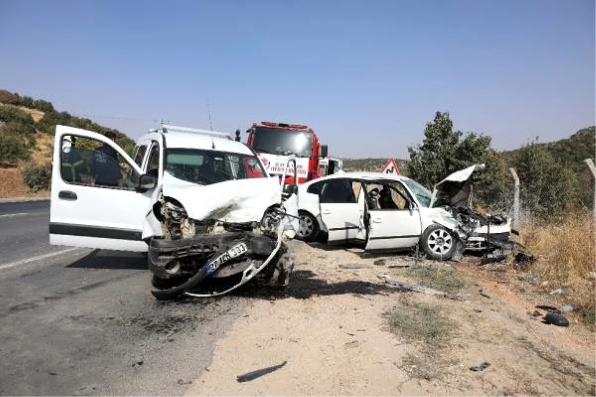 Gaziantep\'te hafif ticari araç ile otomobil çarpıştı: 4 yaralı