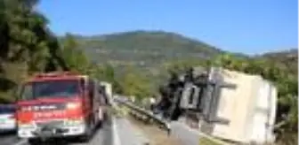 İnebolu'da freni boşalan kamyon devrildi: 2 yaralı