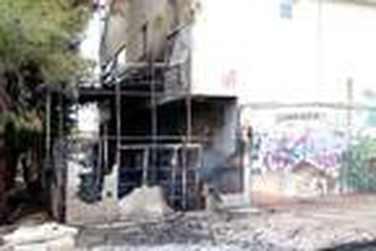 İtfaiyecinin fark ettiği iş yeri deposundaki yangın, büyümeden söndürüldü