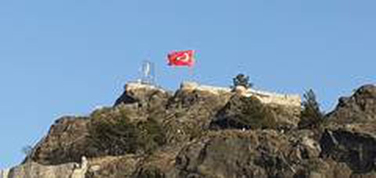 Kandiber Kalesi\'nde yırtılan bayrak değişti