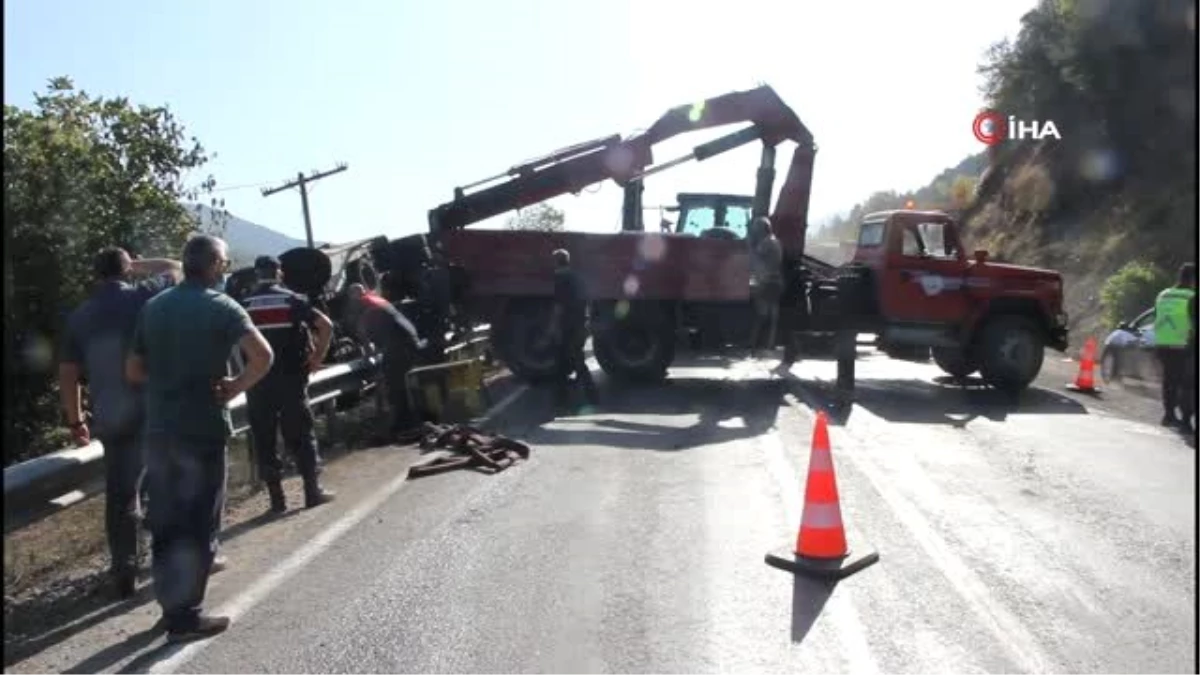 Kastamonu\'da freni boşalan kamyon devrildi: 1 yaralı