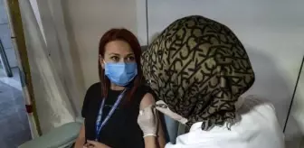 KOVİD AŞISINDA FAZ 3 KLİNİK ARAŞTIRMALAR İÇİN İSTANBUL'DA İLK GÖNÜLLÜ AŞILAMALARI YAPILDI