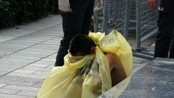 Taksim Meydanı'nda çırılçıplak haldeki kadın polisleri harekete geçirdi