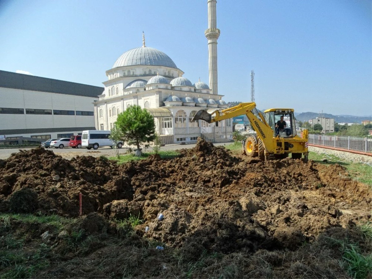 Trabzon Arsin OSB\'de yer altı kablolu enerji nakli için ilk kazı çalışmaları başladı