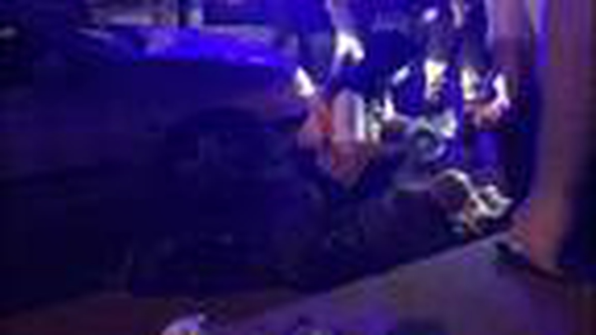 YOLUN KARŞISINA GEÇMEYE ÇALIŞAN KİŞİYE OTOMOBİL ÇARPTI
