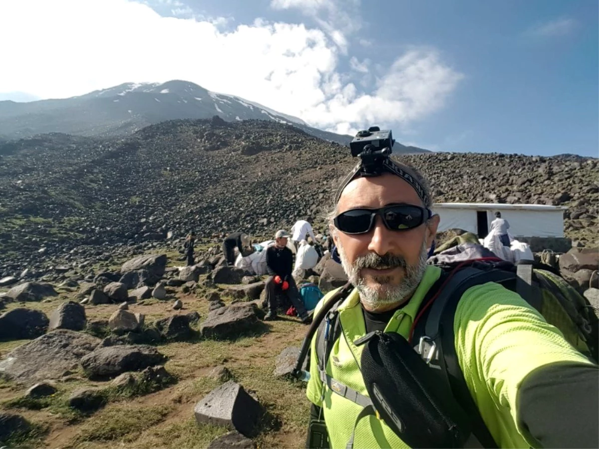 Ağrı Dağı\'nın zirvesinde 3 gün 2 gece kalan Dağcı, Türkiye\'nin 81 farklı zirvesine tırmanacak
