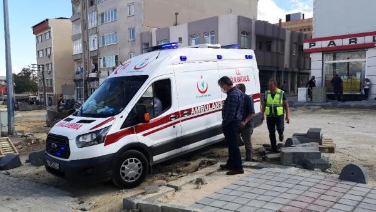 Ambulansın yaralıya ulaşması için kepçeyle yol açıldı