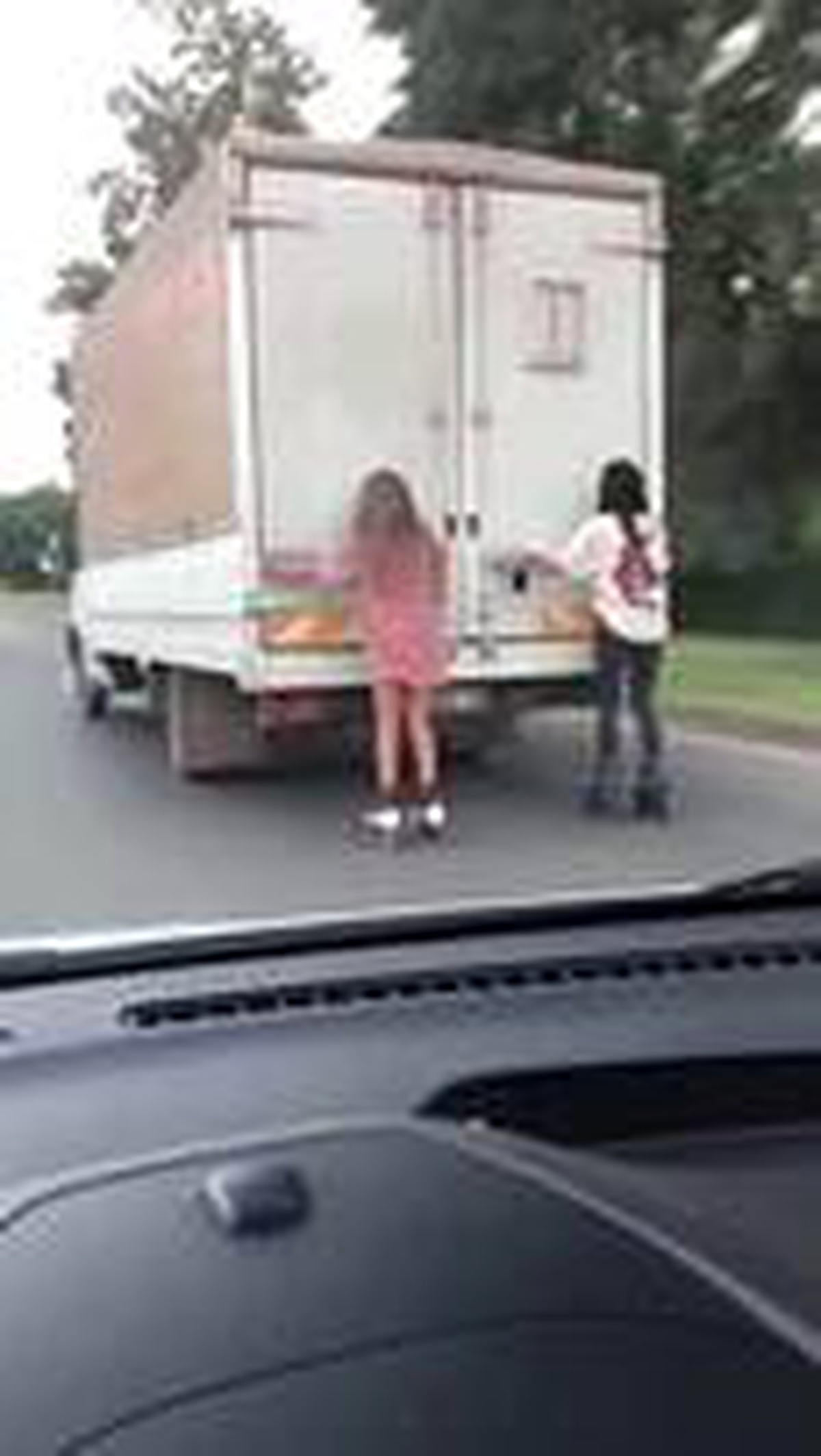 Antalya\'da patenci kızların kamyonet arkasında tehlikeli oyunu