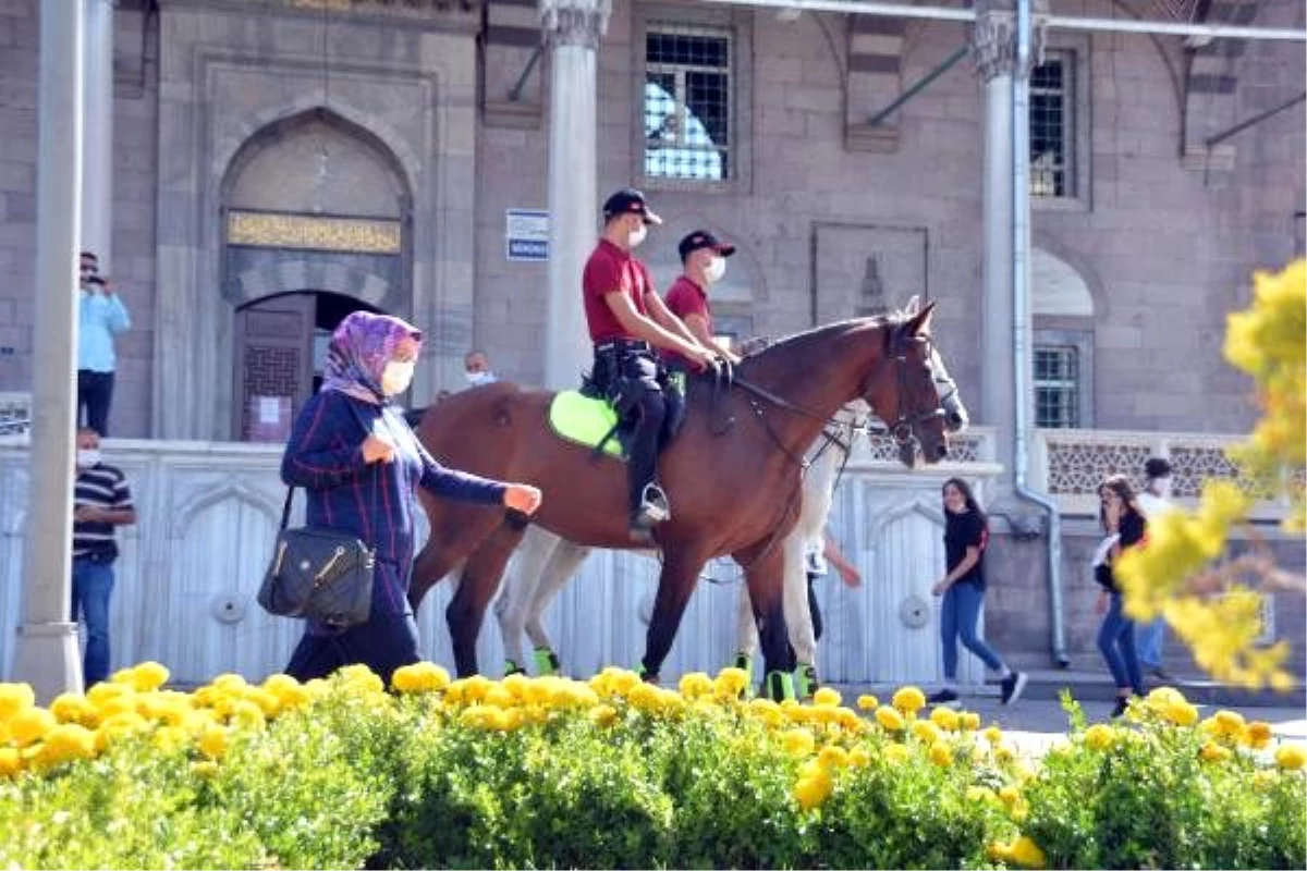 Son dakika haberleri... Atlı polislerden maske ve sosyal mesafe denetimi