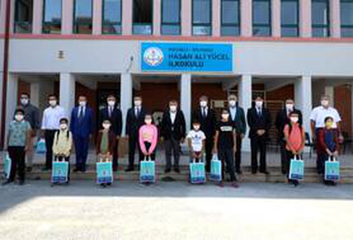 Belediye Başkanı Hamza Şayir\'den 2 bin 500 öğrenciye kırtasiye yardımı