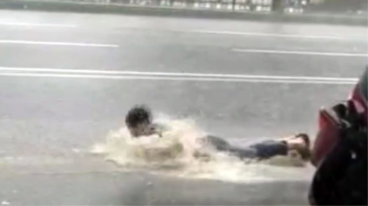 Bunu da gördük! İstanbul\'da bir vatandaş yağmur suyunda yüzmeye çalıştı