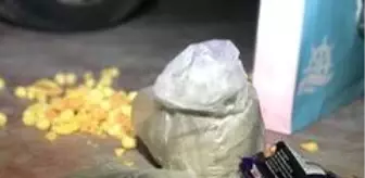 Cips poşetinde uyuşturucu madde taşırken yakalandılar
