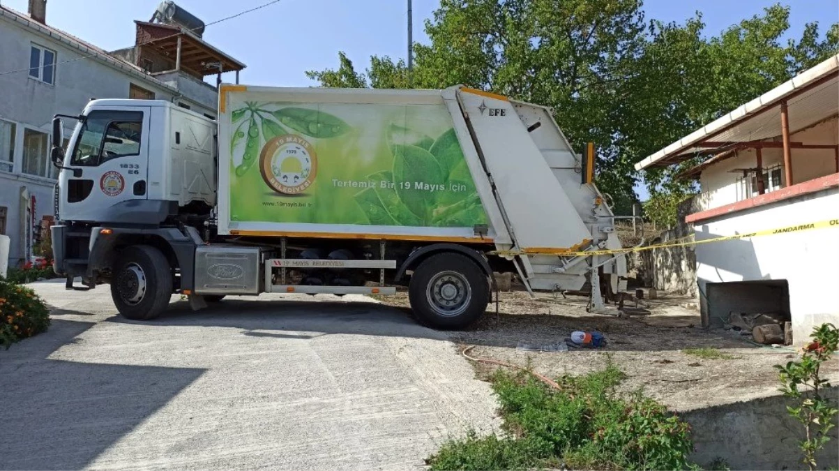 Çöp kamyonunun altında kalan işçi hayatını kaybetti