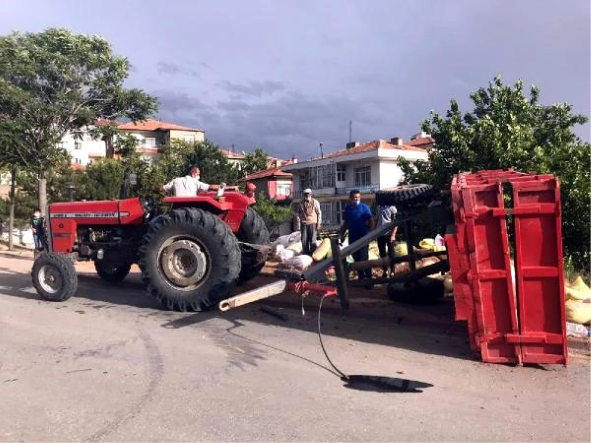 Devrilen traktörde iki kişi yaralandı, yola saçılan \'buğday\' nedeniyle sürücü gözyaşı döktü