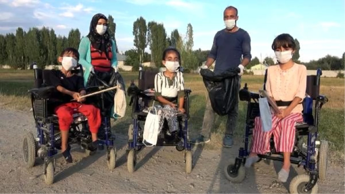 Engelli 3 kardeş, akülü araçlarıyla atık maskeleri topluyor
