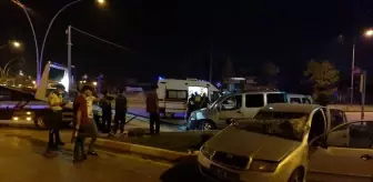 Hafif ticari araç ve otomobil çarpıştı: 6 yaralı