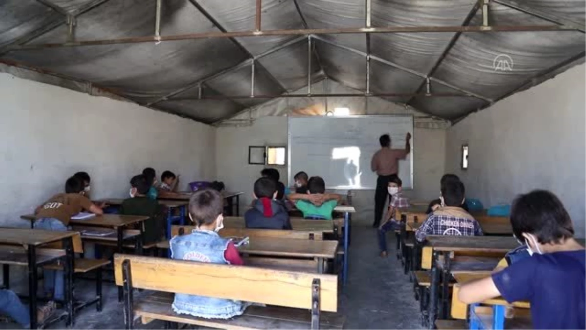 İdlib\'de okullar Kovid-19 nedeniyle gecikmenin ardından açıldı