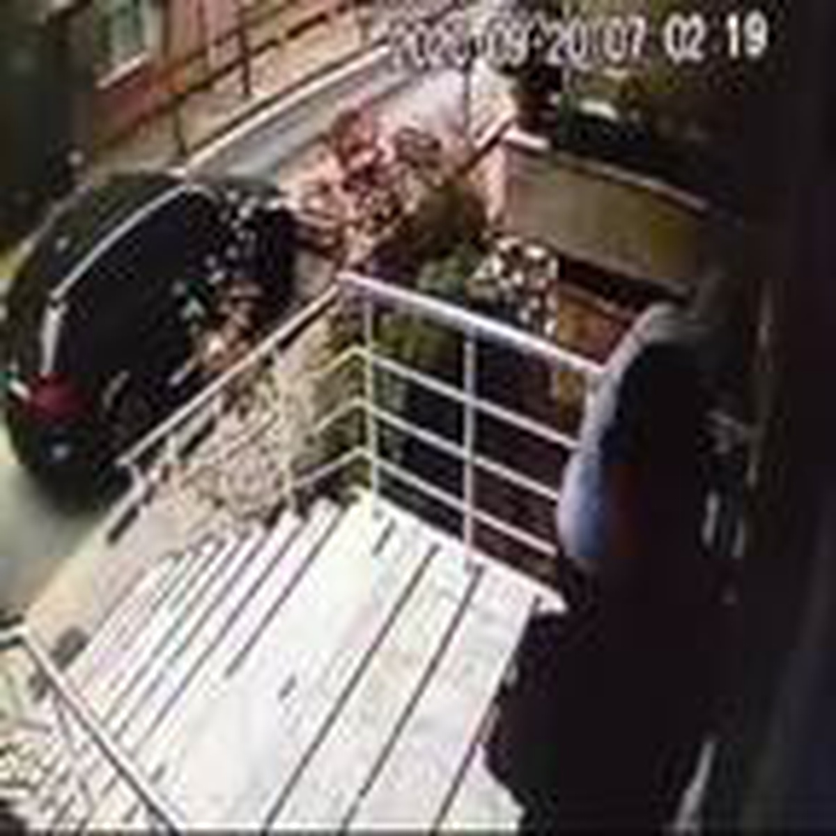 İstanbul\'da üç evi soyup bir otomobil çalan şüpheliler kamerada