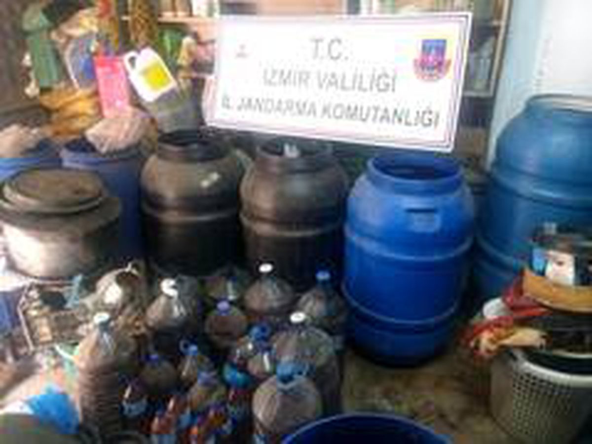 İzmir\'de 6 bin 672 litre kaçak içki ele geçirildi
