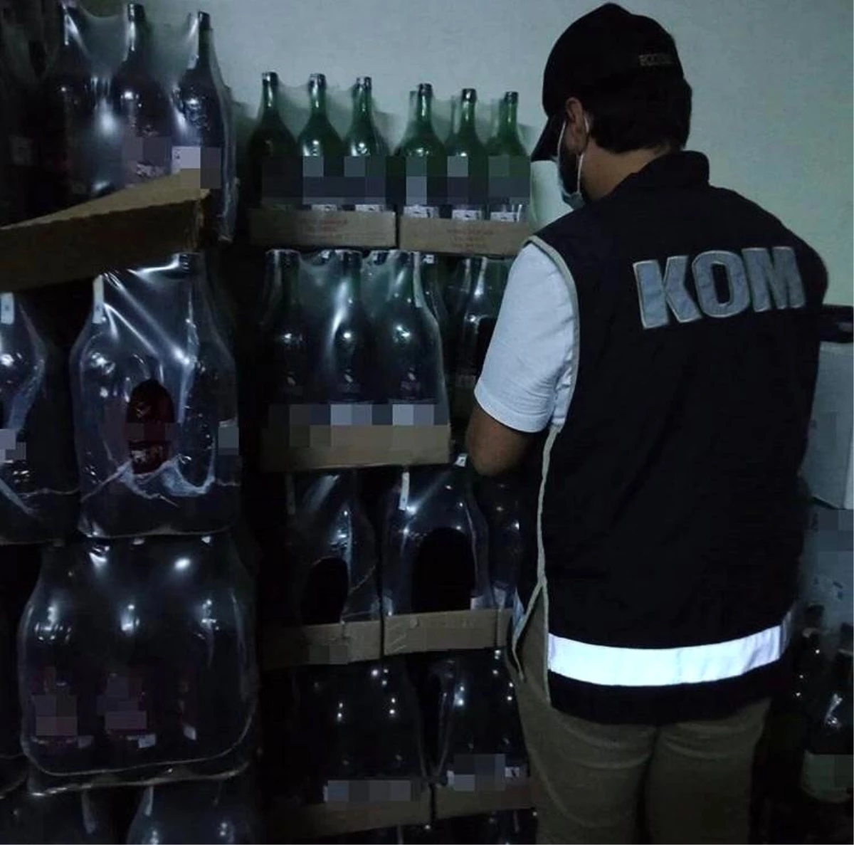 İzmir\'deki sahte içki operasyonunda 3 kişi gözaltına alındı