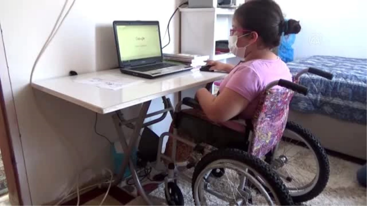 Öğretmenden engelli öğrencisine bilgisayar sürprizi