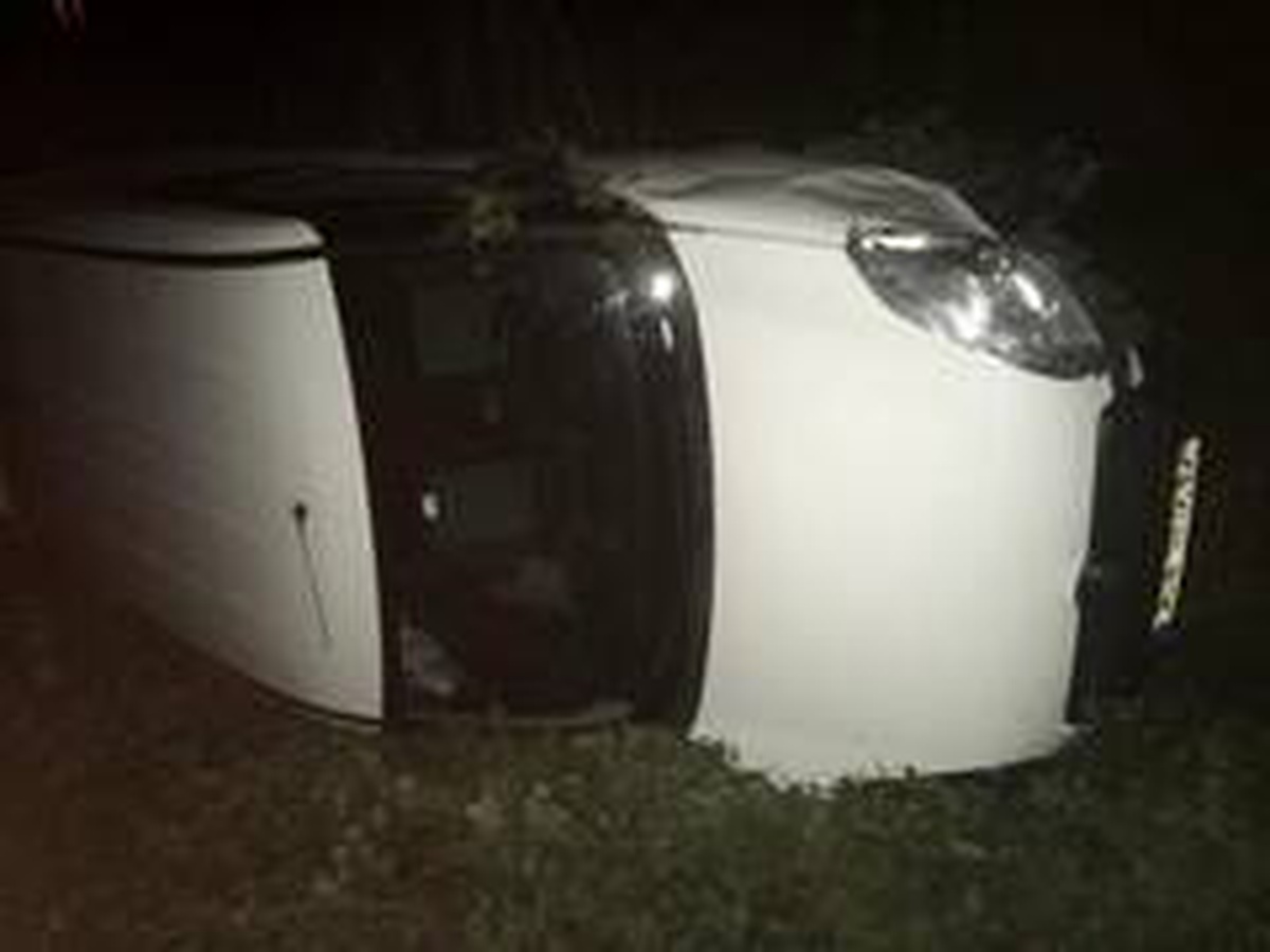 Otomobilin çarptığı hafif ticari araç şarampole yuvarlandı: 2 yaralı