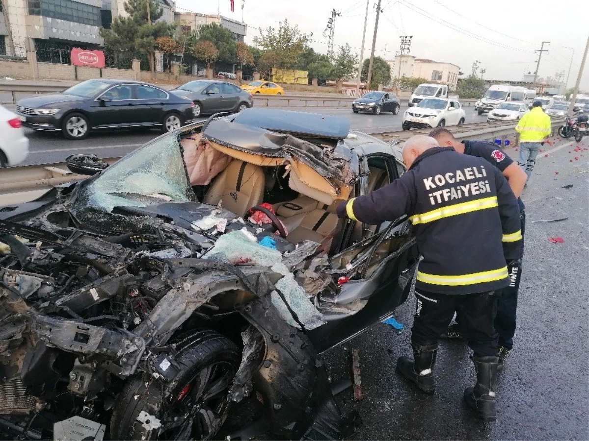 Otomobilin çarptığı sebze yüklü kamyonet devrildi: 1\'i ağır 2 yaralı