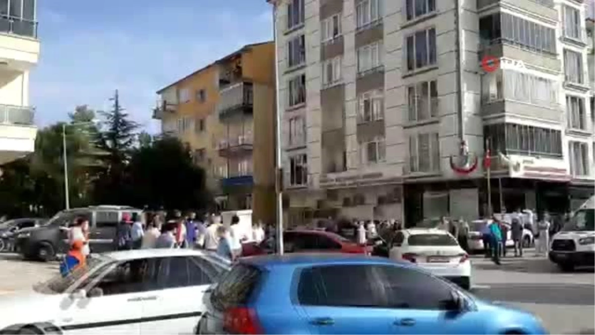 Seyir halindeki iki otomobil çarpıştı, çarpışmasının etkisiyle otomobillerden birisi yol...