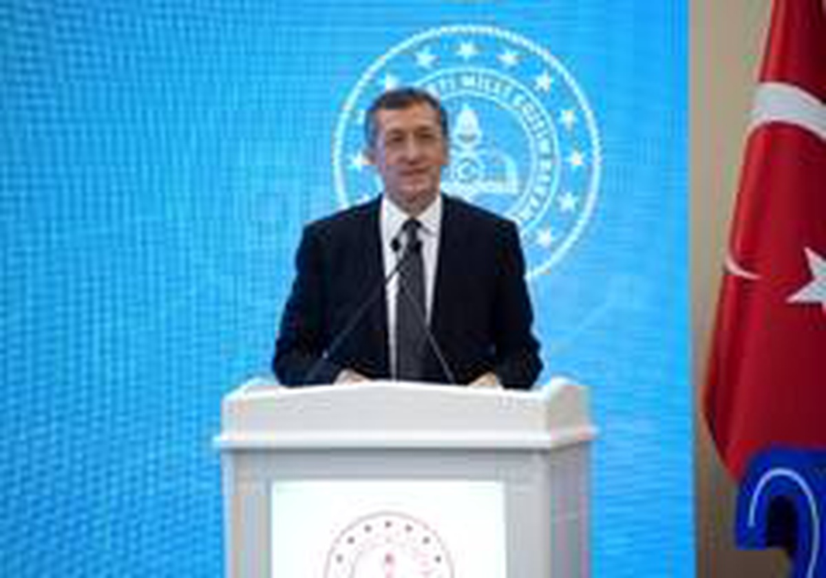 "Sizlerden ricam, canlı derslerin ekran görüntülerini, kayıtlarını öğrencimizle bağı olmayan...