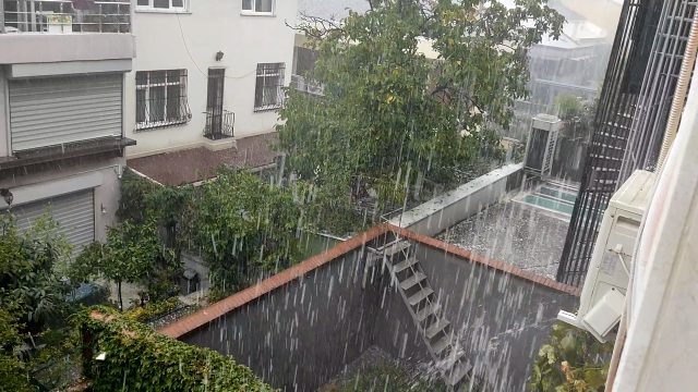 Son Dakika! İstanbul'da beklenen sağanak yağış ve dolu başladı, Meteoroloji'den sel ve su baskını uyarısı geldi