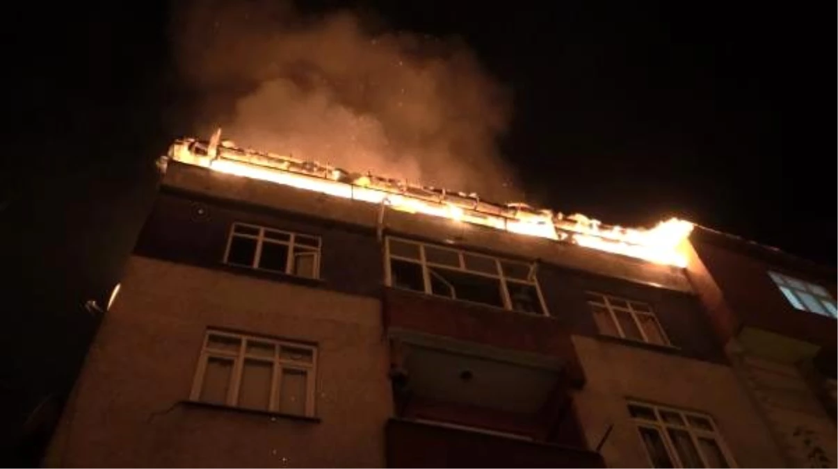 Sultangazi\'de 5 katlı binanın çatı katı alev alev yandı
